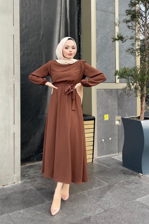 Beli Lastikli Omzu Dökümlü Elbise Kahverengi