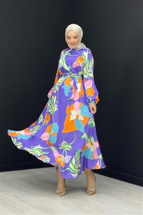 Büyük Çiçekli Kuşaklı Saten Elbise Mor