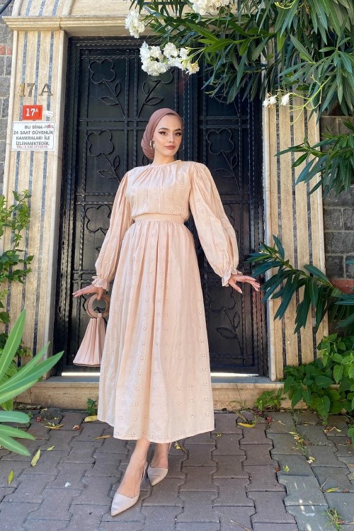 Çiçek Desenli Güpür Elbise Bej