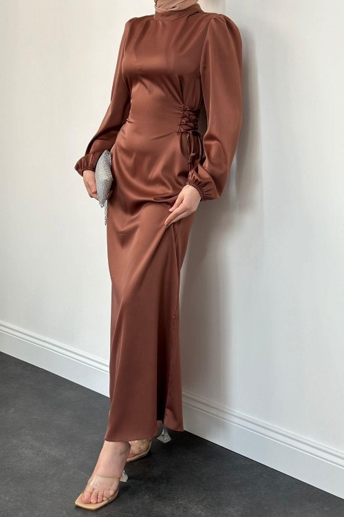 Elenor Belden Bağlamalı Saten Tesettür Elbise Tarçın