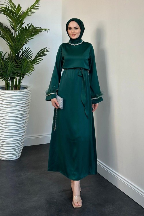 Farzeen Boynu Taşlı Saten Abiye Zümrüt