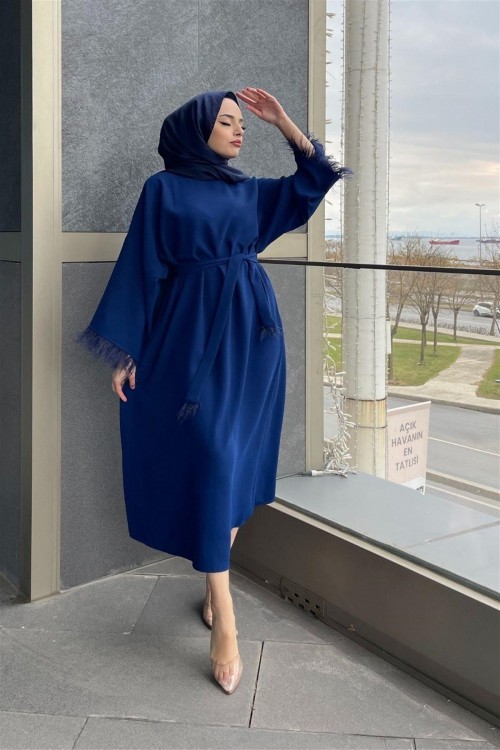 Kolları Tüylü Kuşaklı Elbise Saks