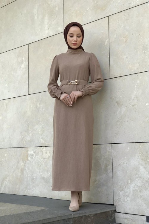 Kollları Lastikli Zincir Kemerli Bürümcük Elbise Vizon