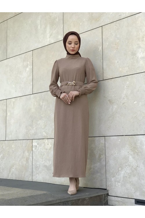 Kollları Lastikli Zincir Kemerli Bürümcük Elbise Vizon