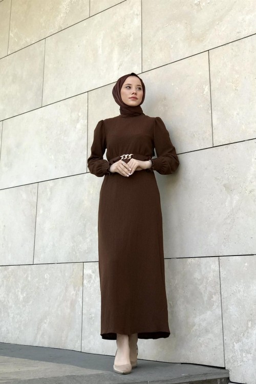 Kollları Lastikli Zincir Kemerli Bürümcük Elbise Kahverengi