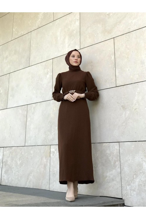 Kollları Lastikli Zincir Kemerli Bürümcük Elbise Kahverengi