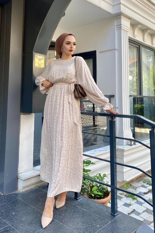 Kolu ve Beli Lastikli Renkli Elbise Bej
