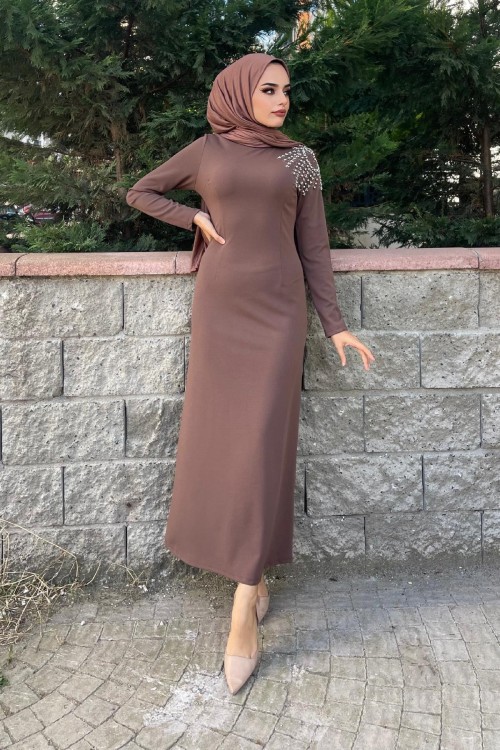 Omzu Taş Detaylı Elbise Kahverengi