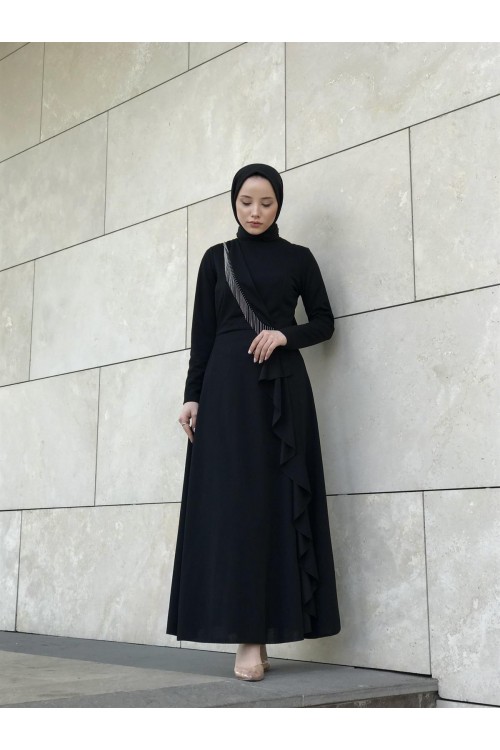 Önü Çapraz Zincirli Fırfıt Detay Elbise Siyah