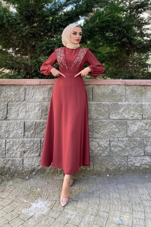 Önü Taşlı Kemerli Elbise Kiremit