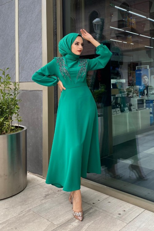 Önü Taşlı Kemerli Elbise Zümrüt