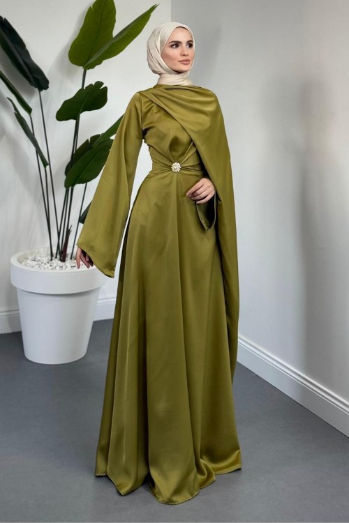 Wave Broşlu Pelerinli Saten Abiye Oil